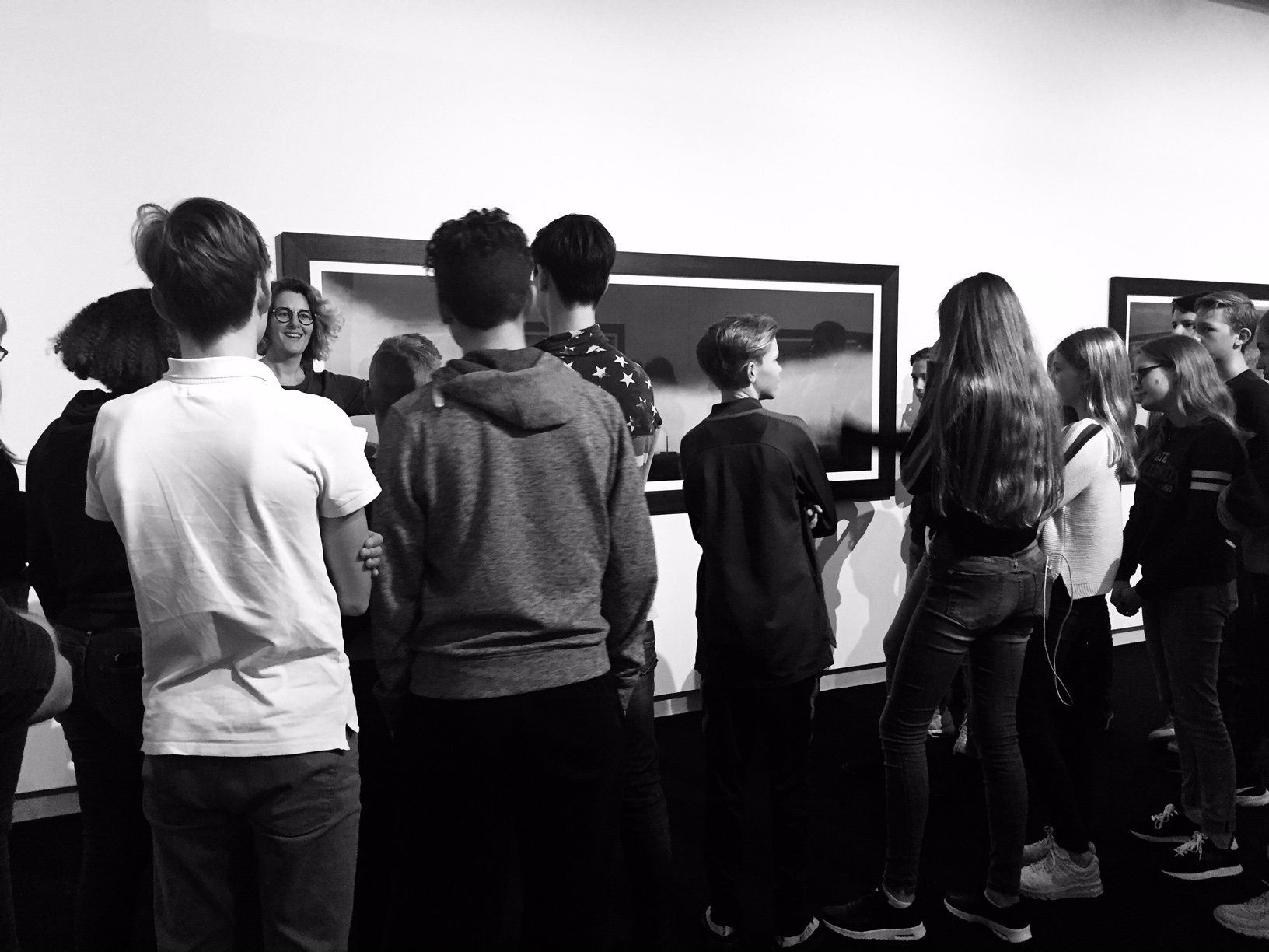 Groep middelbaar scholieren bekijken schilderij .