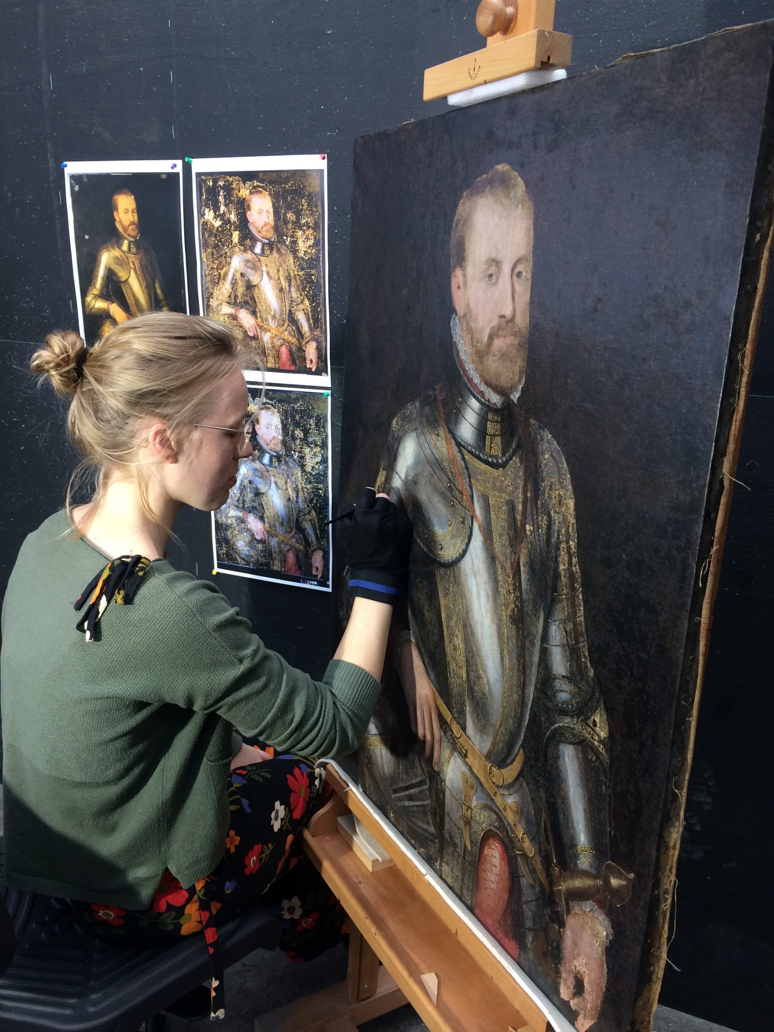 Vrouw retoucheert portretfoto Filips II
